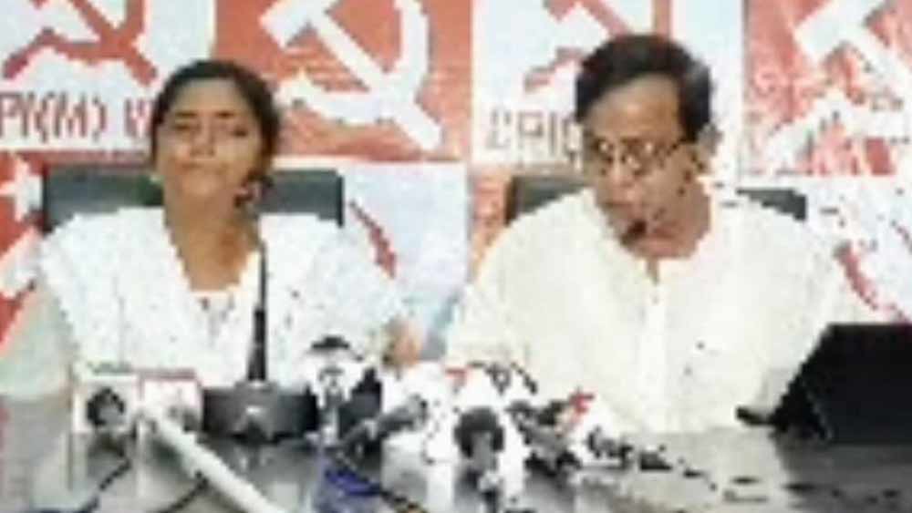 আলিমুদ্দিনে মহম্মদ সেলিমের পাশে মীনাক্ষী মুখোপাধ্যায়।