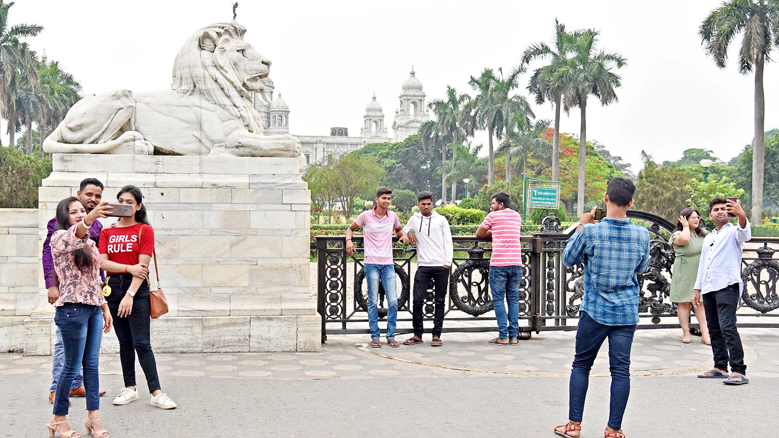 ভয়ডরহীন: সংক্রমণ বাড়ায় বন্ধ করা হয়েছে ভিক্টোরিয়া মেমোরিয়াল। অথচ তার বাইরেই মাস্ক না পরে কমবয়সিদের নিজস্বী তোলার উন্মাদনা। শুক্রবার। 