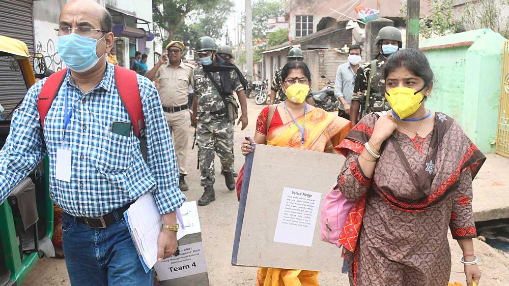 দুবরাজপুরে বাড়িতে ভোট নিতে যাচ্ছেন ভোটকর্মীরা।