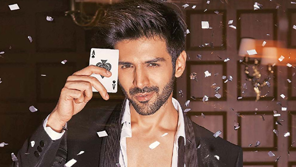 ছবির প্রযোজক কর্ণ জোহরের সঙ্গেও নাকি তিক্ততা তৈরি হয়েছিল অভিনেতার। কার্তিক রাম মাধবনীর ‘ধমাকা’ ছবির কাজ আগে শেষ করার সিদ্ধান্ত নেওয়ায় নাকি অসন্তুষ্ট হয়েছিলেন কর্ণ।