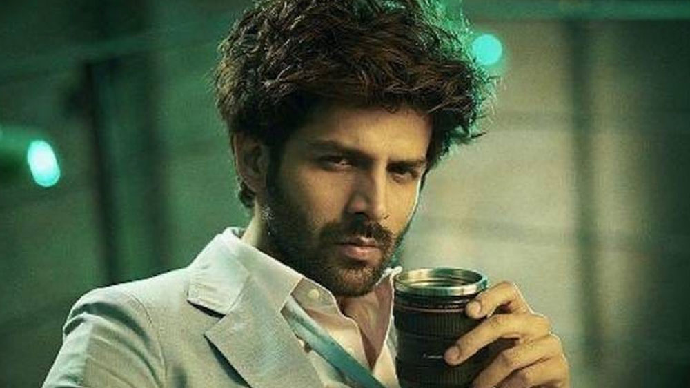 নির্মাতাদের সঙ্গে এই বিষয়ে মতপার্থক্য দেখা দেয় অভিনেতার। এ ছাড়াও শ্যুটিংয়ের জন্য কার্তিকের সময় দিতেও কিছু সমস্যা হচ্ছিল বলেও জানা গিয়েছে।