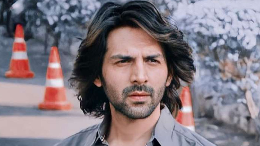 ‘দোস্তানা ২’ ছবির প্রায় অর্ধেক শ্যুটিং শেষ করে ফেলেছিলেন কার্তিক। আচমকাই তাঁকে এই ছবি থেকে বাদ দিয়ে দেন কর্ণ।