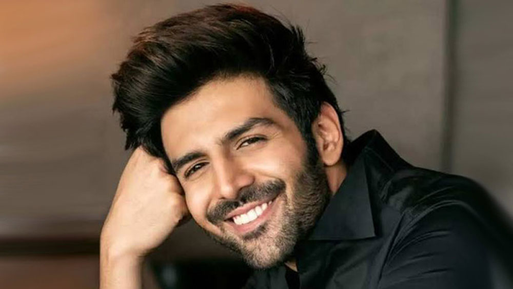 ঠিক যেমন হলেন কার্তিক আরিয়ান। পিঠে হাত রাখার মতো ইন্ডাস্ট্রিতে কোনও পরিচিতি নেই কার্তিকের। সে কারণেই কি তাঁকে বাদ দেওয়া হল কর্ণ জোহরের ‘দোস্তানা ২’ থেকে?