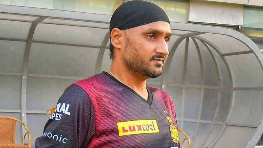 হরভজন সিংহ: তাঁকে ২ কোটি টাকা দিয়ে দলে নিয়েছে কলকাতা। যদিও এখনও অবধি তাঁকে দিয়ে ৪ ওভারের কোটাই পূরণ করা যায়নি।