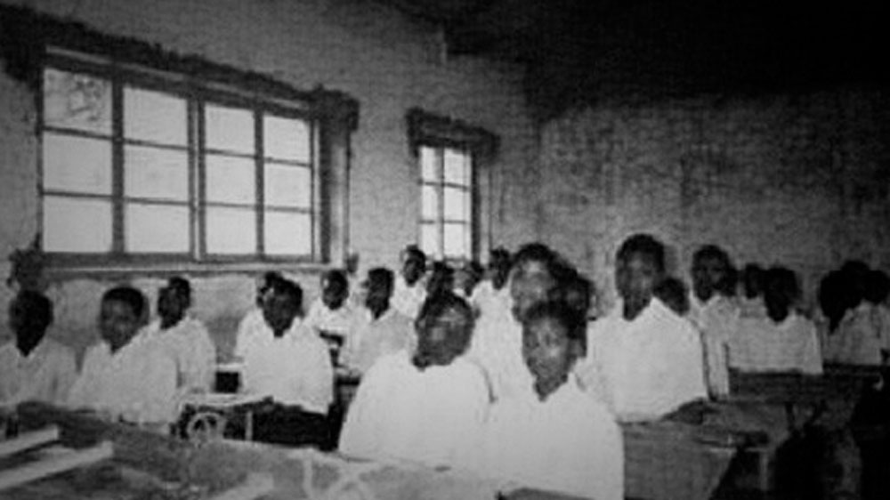 আক্রান্তরা টানা ১৬ দিন ধরে শুধু হাসতেই থাকত। এই ভাবে ১৮ মাস চলতে থাকে। কিন্তু তার পর আর কারও মধ্যে অকারণে হাসির বাড়বাড়ন্ত দেখা যাচ্ছিল না। কিন্তু তখন অন্য এক সমস্যা শুরু হয়, অন্য এক লক্ষ্মণ প্রকাশ পেতে শুরু করে।