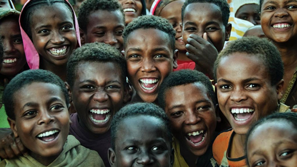 আচমকা জ্ঞান হারানো, শ্বাসকষ্ট, শরীরে র‌্যাশ হওয়া, হঠাত্ হঠাত্ কেঁদে ওঠা, পরক্ষণেই আবার ভয়ে আর্তনাদ করা হাসি... আক্রান্তদের মধ্যে এ বার এই সমস্ত লক্ষ্মণ দেখা দিতে শুরু করে।