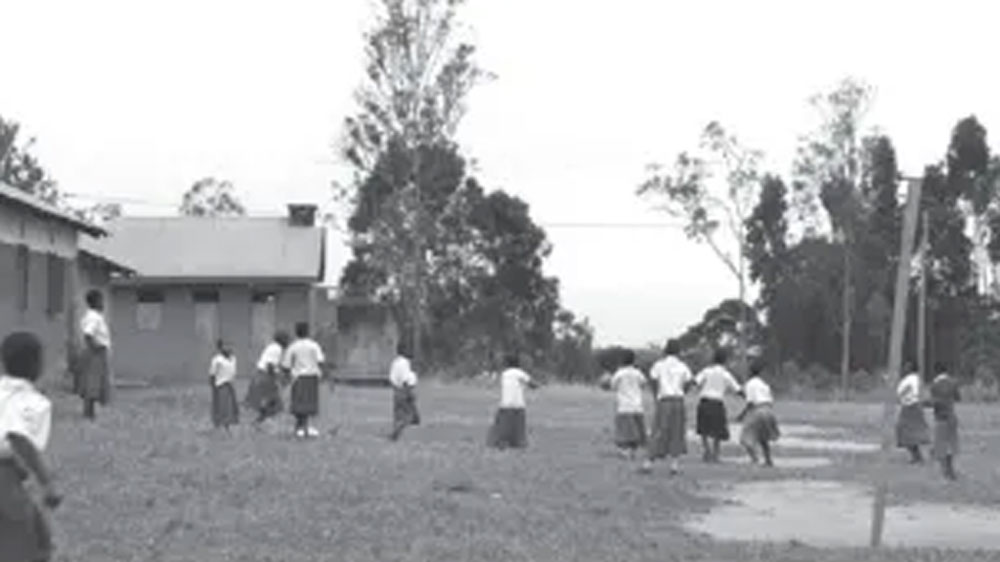 সে সময় দেশটি সবে মাত্র স্বাধীন হয়েছিল। স্বাধীনতা আনন্দের, চাপমুক্তির। কিন্তু দেশের পড়ুয়াদের উপর খুব মানসিক চাপ বেড়ে গিয়েছিল সে সময়।