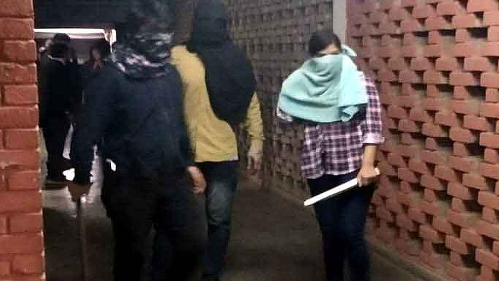 আমার মনে আছে, আরএসএস-এর এক কর্মী সে সময়ে বলেছিলেন, ‘‘একটু মার খেয়েছে তো কী হয়েছে!’’