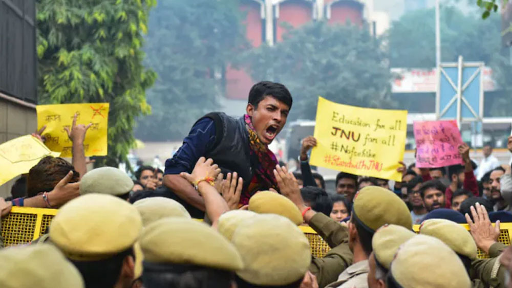 ‘‘আমি জানতে চাই, এই বয়সের ছেলেমেয়েরা যদি ধর্ম নিয়ে রাজনীতির বিষয়ে প্রশ্ন না করে, তবে তারা কী করে?’’