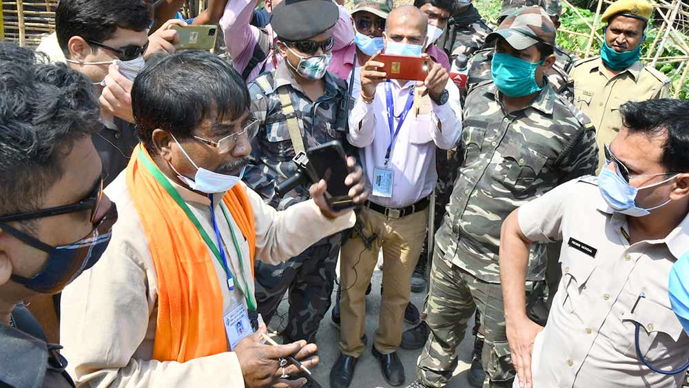 পুলিশ ও নিরাপত্তা বাহিনীর সঙ্গে তর্কাতর্কি জগন্নাথ সরকারের। শনিবার শান্তিপুরে। ছবি: সুদীপ ভট্টাচার্য