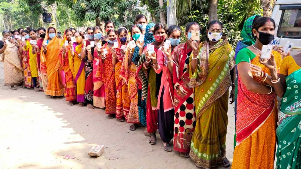  বুথমুখী: দেগঙ্গার একটি বুথে মাস্ক পরে ভোট দিচ্ছেন মহিলারা।  