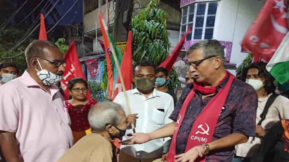 এই মুহূর্তে তন্ময়ের হাতে আছে নগদ ১২ হাজার ৪৩০ টাকা। স্ত্রীর কাছে নগদ রয়েছে ২২ হাজার টাকা।