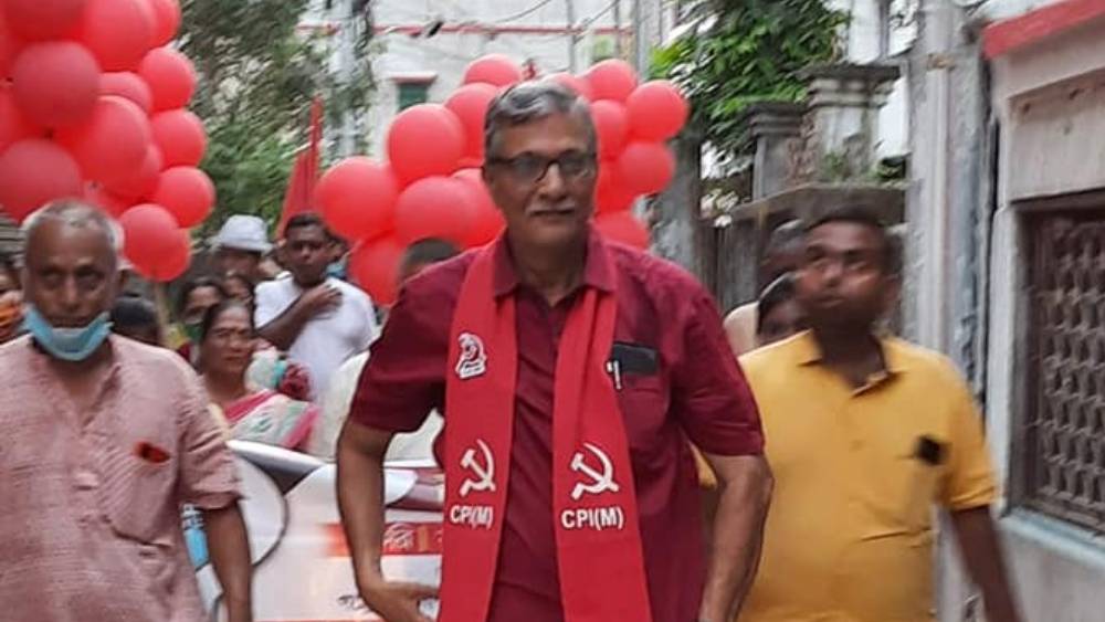 পাশাপাশি, ছেলের সঙ্গে যৌথ সেভিংস অ্যাকাউন্টে গচ্ছিত ৩ হাজার ২৯৯ টাকা ৬০ পয়সা। এ ছাড়াও অন্য চারটি অ্যাকাউন্টে আছে যথাক্রমে ৯ হাজার ৩০৭ টাকা ৬৫ পয়সা, ১ লক্ষ ৫৮ হাজার ৮২ টাকা ৩৫ পয়সা, ৯ লক্ষ ৫৩ হাজার ২১৭ টাকা ৩৪ পয়সা এবং ২ লক্ষ ৭১ হাজার ৭৯৮ টাকা ২৬ পয়সা। এর মধ্যে তৃতীয় অ্যাকাউন্টটি স্ত্রীর সঙ্গে যৌথ ভাবে রয়েছে। সব মিলিয়ে সেভিংস অ্যাকাউন্টে তন্ময়ের নামে গচ্ছিত আছে ১৩ লক্ষ ৯৫ হাজার ৭০৫ টাকা ২০ পয়সা।