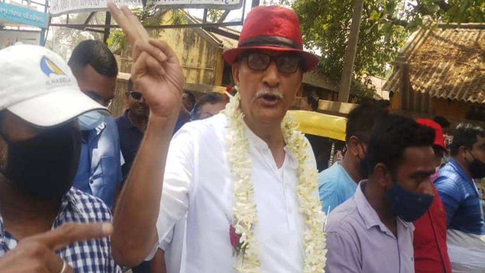 তন্ময়ের নামে কোনও সোনার গয়না নেই। তাঁর স্ত্রী লিলির ৪২ গ্রাম সোনার গয়নার মূল্য ১ লক্ষ ৯৩ হাজার ২০০ টাকা।