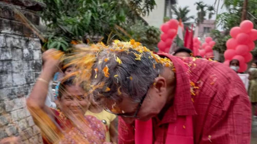 তন্ময় নিজে অবসরপ্রাপ্ত। তাঁর স্ত্রী চাকরি করেন ভারতীয় রেলে। উপার্জনের উৎস হিসেবে তন্ময় পেনশনের কথা উল্লেখ করেছেন।