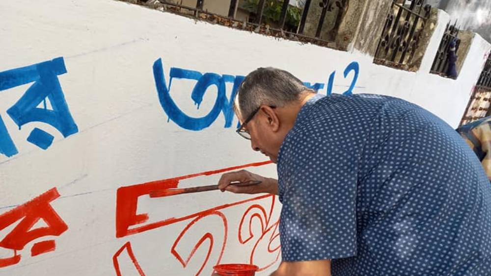 ৬৫ লক্ষ টাকার স্থাবর সম্পত্তি আছে তন্ময়ের। তাঁর স্ত্রীর নামে স্থাবর সম্পত্তির কোনও উল্লেখ নেই।