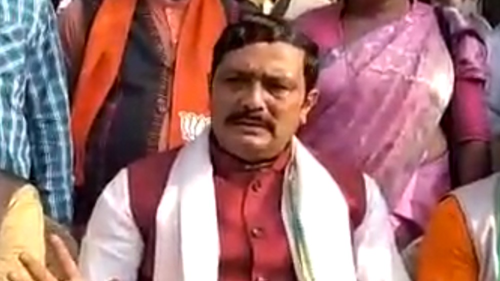 নির্বাচন কমিশনে হলফনামা জমা দিয়ে নিজের সম্পত্তির বিবরণ দিয়েছেন রাহুল। ২০১৯-২০ আর্থিক বর্ষে তাঁর উপার্জন ছিল ৪ লক্ষ ৯১ হাজার ১৯০ টাকা। তাঁর স্ত্রী নিবেদিতার উপার্জন ১৩ লক্ষ ৭ হাজার ৫৭০ টাকা।