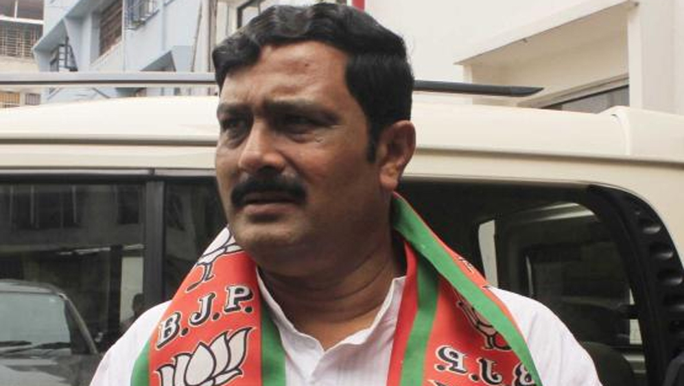 এই মুহূর্তে রাহুলের হাতে আছে নগদ ৮৮ হাজার ৪৯১ টাকা। তাঁর স্ত্রীর কাছে আছে ৫৬ হাজার ৭২২ টাকা।