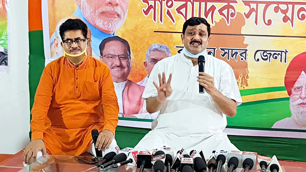 রাহুলের নামে ব্যাঙ্কে গচ্ছিত আছে ৩১ লক্ষ ৪৫ হাজার ৬৭৫ টাকা। তাঁর স্ত্রীর কাছে আছে ৫৬ লক্ষ ৪ হাজার ৯০১ টাকা।