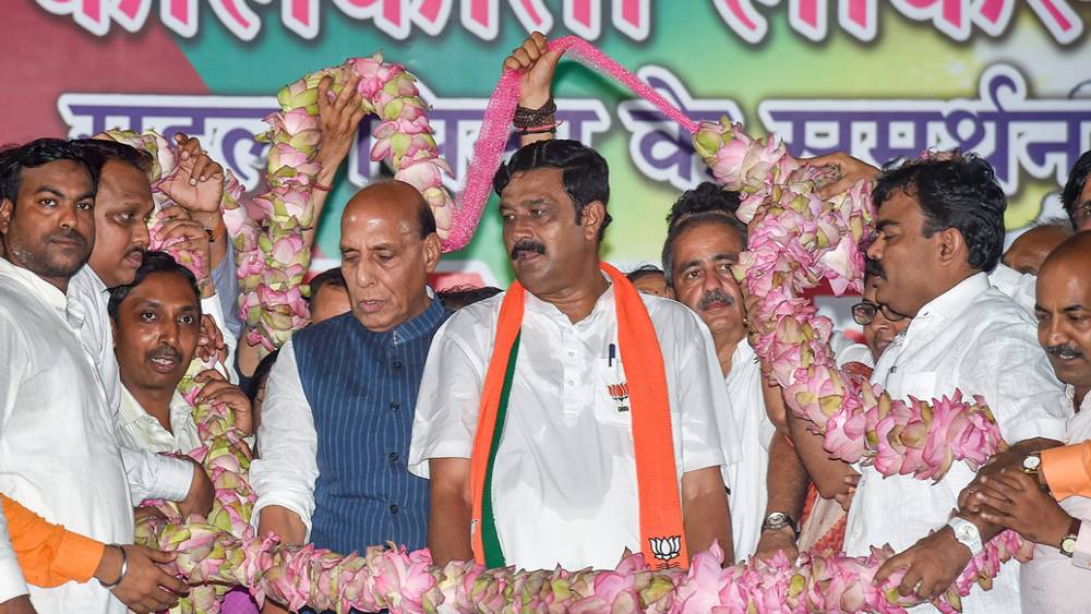 কোনও কৃষিজমি না থাকলেও রাহুলের নামে কলকাতার রায়পুর রোডে জমি আছে। ২০১৮ সালে ওই জমি তাঁরা কিনেছিলেন ৫১ লক্ষ ৩৫ হাজার ১ টাকা দিয়ে। জমির পরিমাণ ‘অজ্ঞাত’ বলে জানিয়েছেন রাহুল।