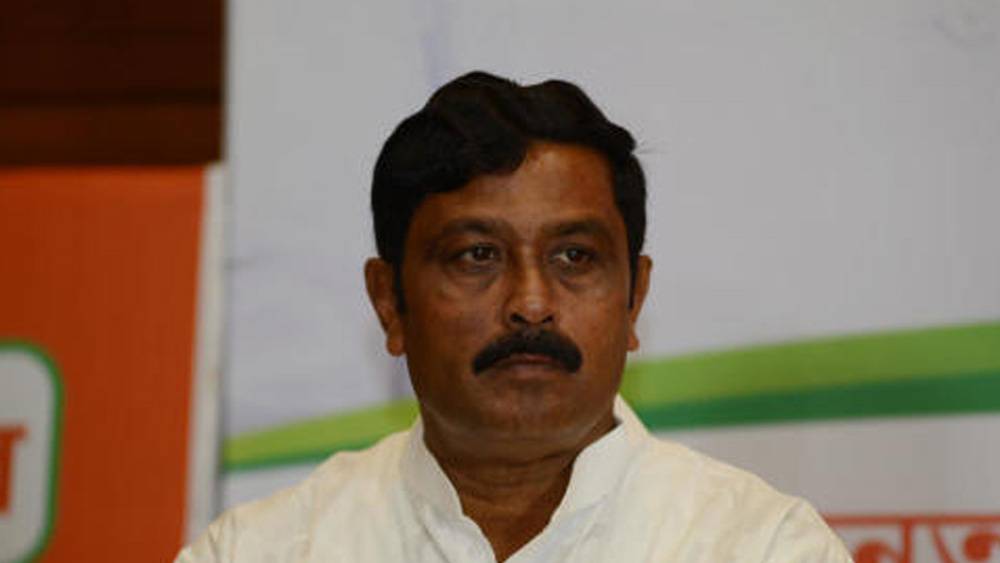 ব্যাঙ্কের বাইরে অন্যত্র রাহুলের নামে ঋণ আছে ১৫ লক্ষ টাকার। তাঁর স্ত্রীর নামে ঋণ আছে ২০ লক্ষ টাকার।