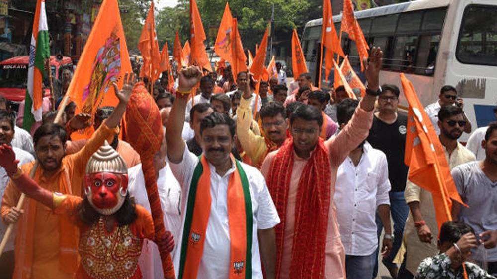 হলফনামায় রাহুল নিজের পরিচয় দিয়েছেন ব্যবসায়ী বলে। তাঁর স্ত্রী চাকরি করেন।