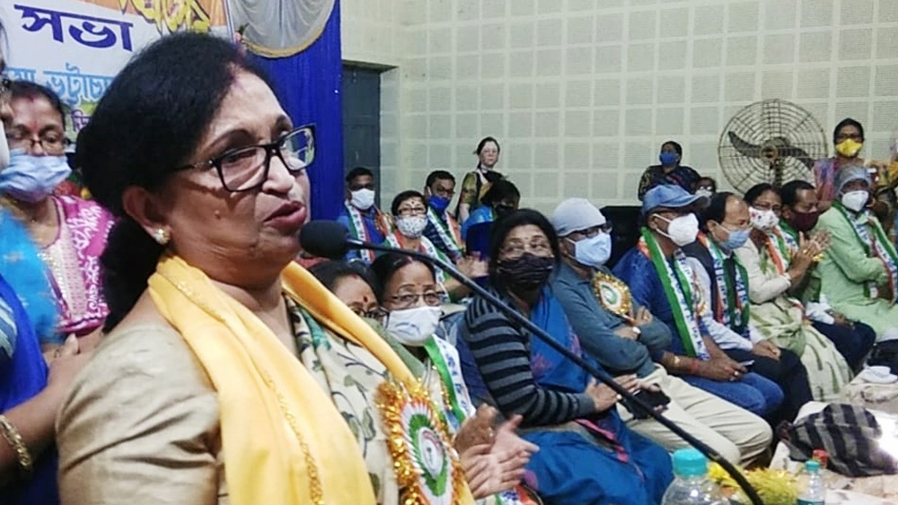 ব্যাঙ্কের দু’টি সেভিংস অ্যাকাউন্টে তাঁর নামে গচ্ছিত আছে যথাক্রমে ৪৩ লক্ষ ১৬ হাজার ৭১৪ টাকা ৩৭ পয়সা এবং ৬৬ হাজার টাকা।