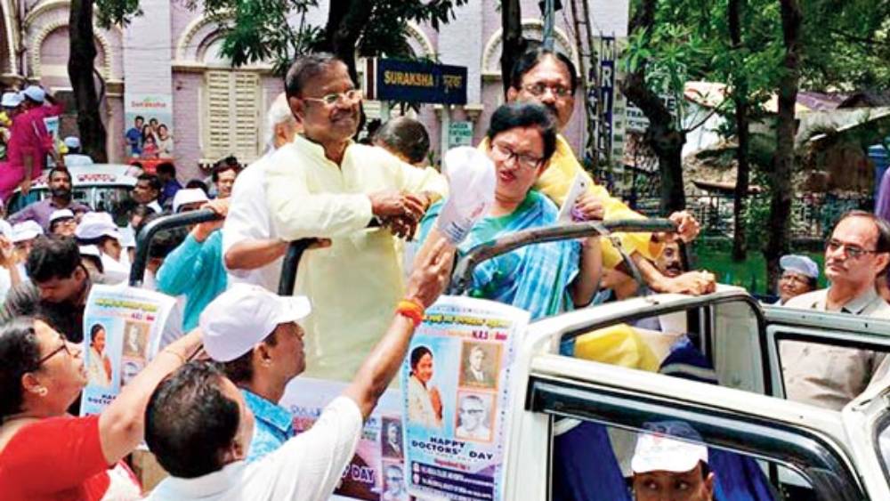 চন্দ্রিমার গয়নার মূল্য ২ লক্ষ ১০ হাজার টাকা। তাঁর স্বামীর কাছে যে আংটি আছে তার দাম ২১ হাজার টাকা।