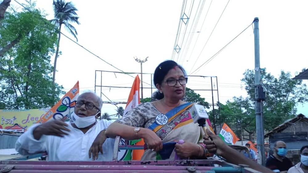 চন্দ্রিমার নামে অস্থাবর সম্পত্তির মূল্য ৫৮ লক্ষ ৪৫ হাজার ৮৩১ টাকা ৩৭ পয়সা। তাঁর স্বামীর ক্ষেত্রে এই সম্পত্তির মূল্য ২ লক্ষ ৪৩ হাজার ১৩৭ টাকা ৫০ পয়সা। স্থাবর সম্পত্তির কথা তাঁরা কেউ উল্লেখ করেননি।