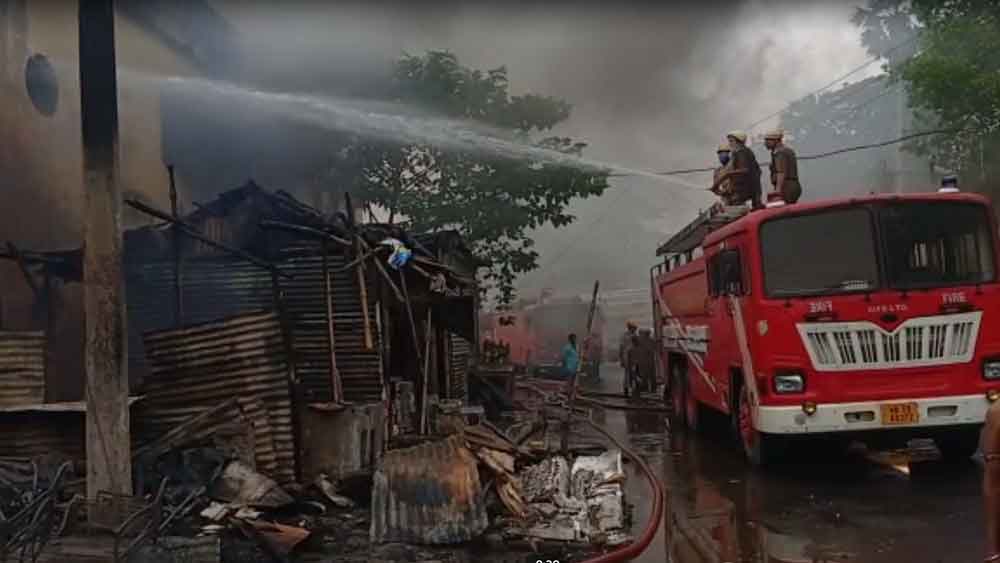 তখন আগুন নেভানোর কাজে ব্যস্ত দমকলর্মীরা।