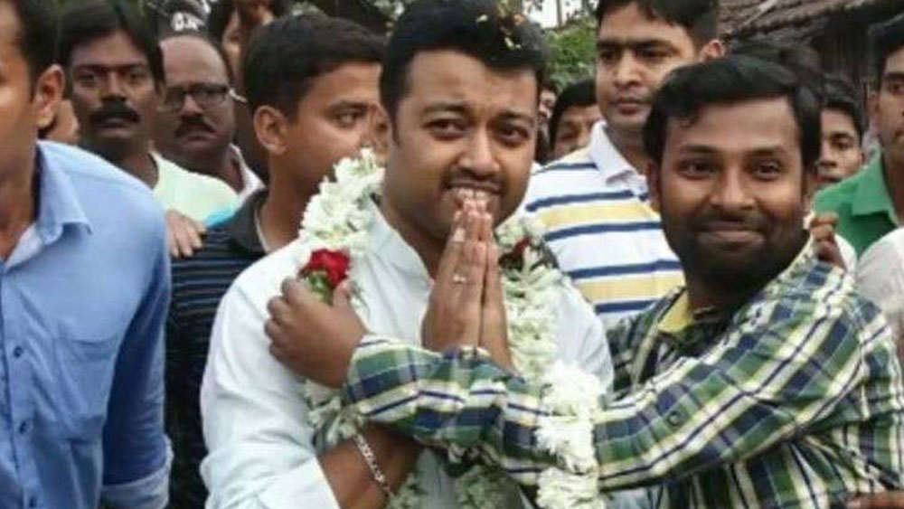 এলআইসি থেকে ২৯ লাখ ১৯ হাজার ৫২০ টাকার একটি ব্যক্তিগত ঋণ নিয়েছেন শুভ্রাংশু। স্ত্রীর রয়েছে অ্যাক্সিস ব্যাঙ্কের গাড়ি ঋণ, ২ লাখ ১৭ হাজার ৮৪ টাকার।