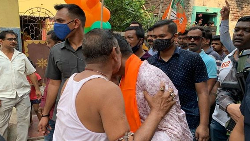 কলকাতা হেয়ার স্ট্রিটে একটি ৩৮০ বর্গ ফুটের ফ্ল্যাট রয়েছে তাঁদের। ২০১২ সালে সাড়ে ১১ লাখ টাকায় সেটি কিনেছিলেন তাঁরা। এখন তার দাম ২০ লাখ টাকা।