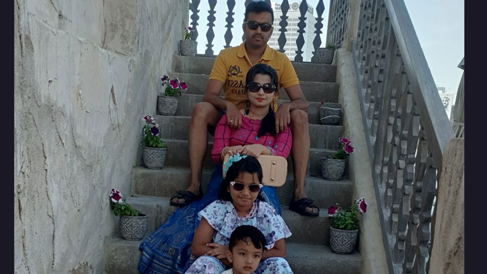 শুভ্রাংশুর অস্থাবর সম্পত্তির পরিমাণ ৭৬ লাখ ৪৫ হাজার ৪৪২ টাকা। তাঁর স্ত্রীর ৭৫ লাখ ৯৮ হাজার ৬০৭ টাকার অস্থাবর সম্পত্তি রয়েছে। এর বাইরে তাঁর দুই সন্তানের নামে ব্যাঙ্ক, বিমা এবং গয়না মিলিয়ে যথাক্রমে ১৩ লাখ ৯৩ হাজার ২৩৫ টাকা এবং ৬ লাখ ৩৪ হাজার টাকা রয়েছে বলে হলফনামায় জানিয়েছেন শুভ্রাংশু।