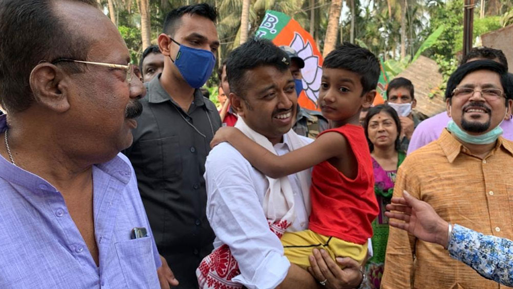 তাঁর স্ত্রীর কাছে রয়েছে ২৮৭ গ্রাম সোনা, ১ কেজি রুপো-সহ নানা মূল্যবান জিনিস। সে সবের বাজার দর ২১ লাখ ৪১ হাজার ৪১৪ টাকা।