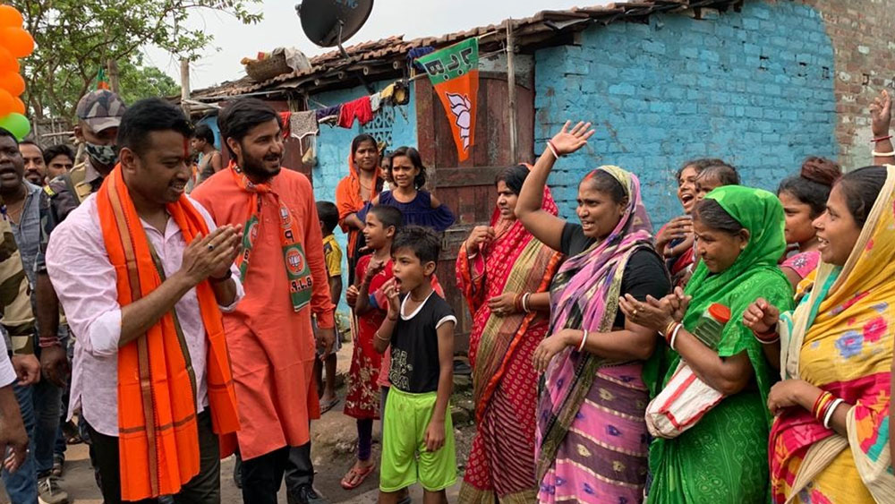 শুভ্রাংশুর সোনার গয়না রয়েছে ৭৪ গ্রাম, রুপো রয়েছে ১৬০ গ্রাম। এ ছাড়াও অন্যান্য মূল্যবান গয়না রয়েছে তাঁর। সব মিলিয়ে যার বাজার মূল্য ৯ লাখ ৪৪ হাজার ২১০ টাকা।