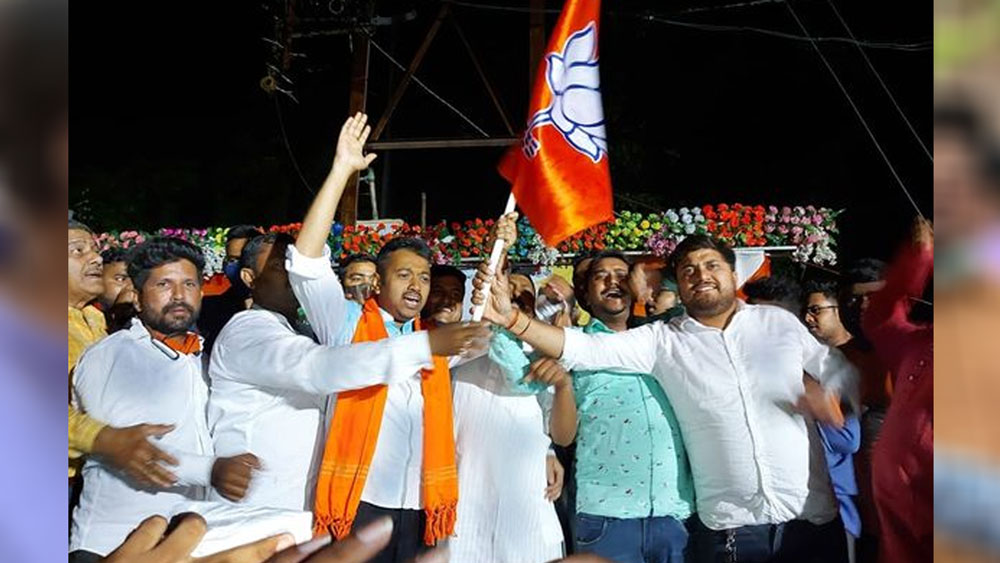 শুভ্রাংশুর স্ত্রীর নামে যে বিমাগুলি রয়েছে সেগুলি যথাক্রমে ৯৯ হাজার টাকা, ১ লাখ ২৩ হাজার ৪২১ টাকা এবং ৬ হাজার ৫ টাকার।