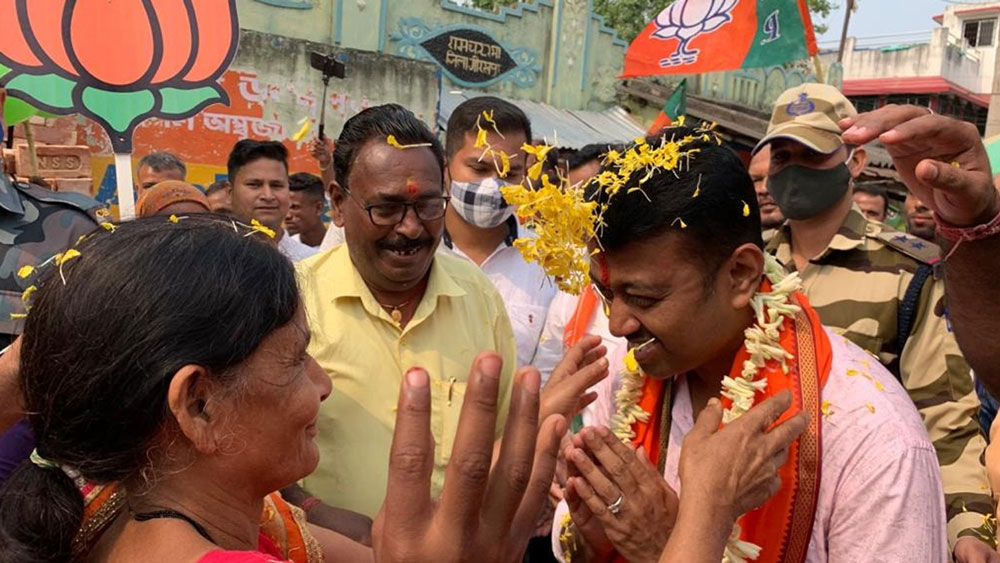 তাঁর নামে ৪টি এবং স্ত্রীর নামে ৩টি জীবনবিমা রয়েছে। তাঁর নামে যে ৪টি বিমা রয়েছে সেগুলি যথাক্রমে ৭ লাখ ৫৪ হাজার ১৮৫ টাকা, ১০ লাখ ৩৩ হাজার ৬৬৪ টাকা, ১ লাখ ৮ হাজার ২৮৪ টাকা এবং ৯৯ হাজার টাকার।