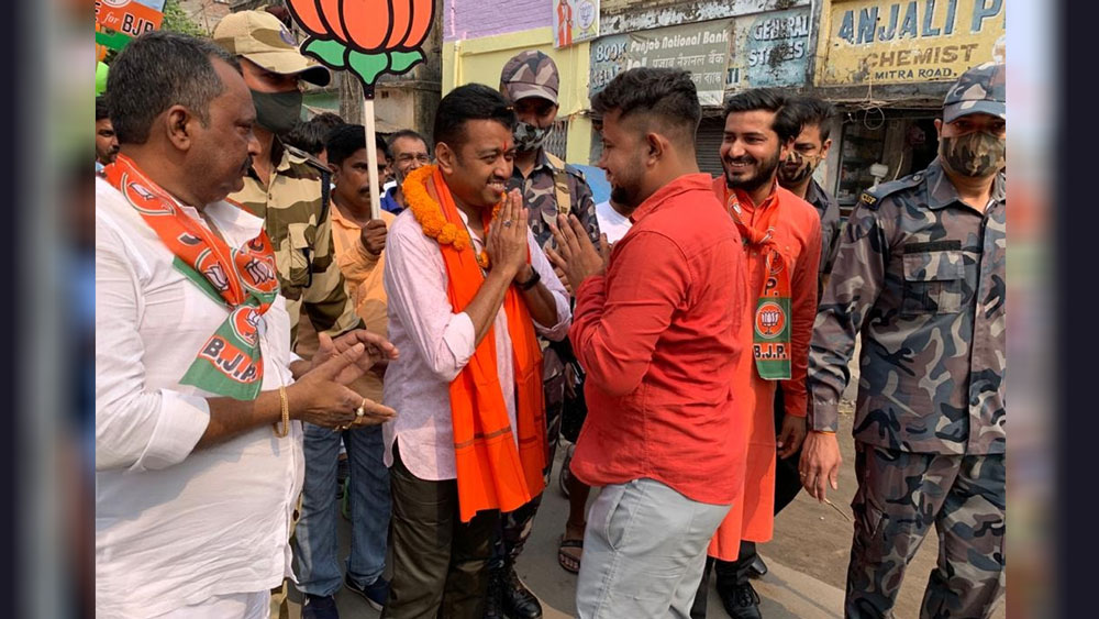 তাঁর স্ত্রীর শেয়ার বাজারে রয়েছে ৭৪ হাজার ৩৬৪ টাকার বিনিয়োগ। মিউচুয়াল ফান্ডে বিনিয়োগ করেছেন সাড়ে ১০ লাখ টাকা।