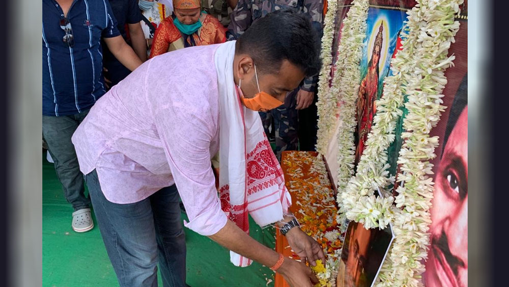 এসবিআই, পিএনবি, ইউকো ব্যাঙ্কের মোট ৬টি শাখায় তাঁর রয়েছে ১৫ লাখ ৬৫ হাজার টাকা। ডাকঘরে রয়েছে ৫ হাজার ২৩৯ টাকা। তাঁর স্ত্রীর ব্যাঙ্কে রয়েছে মোট ২১ লাখ ২৮ হাজার ৮২২ টাকা।