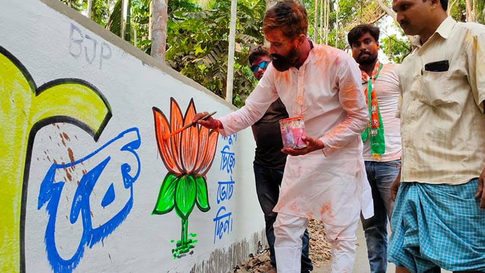 সুব্রতর মোট অস্থাবর সম্পত্তির পরিমাণ ২১ লাখ ১৪ হাজার ২০০ টাকা। তাঁর স্ত্রীর অস্থাবর সম্পত্তির পরিমাণ ১৫ লাখ টাকা।