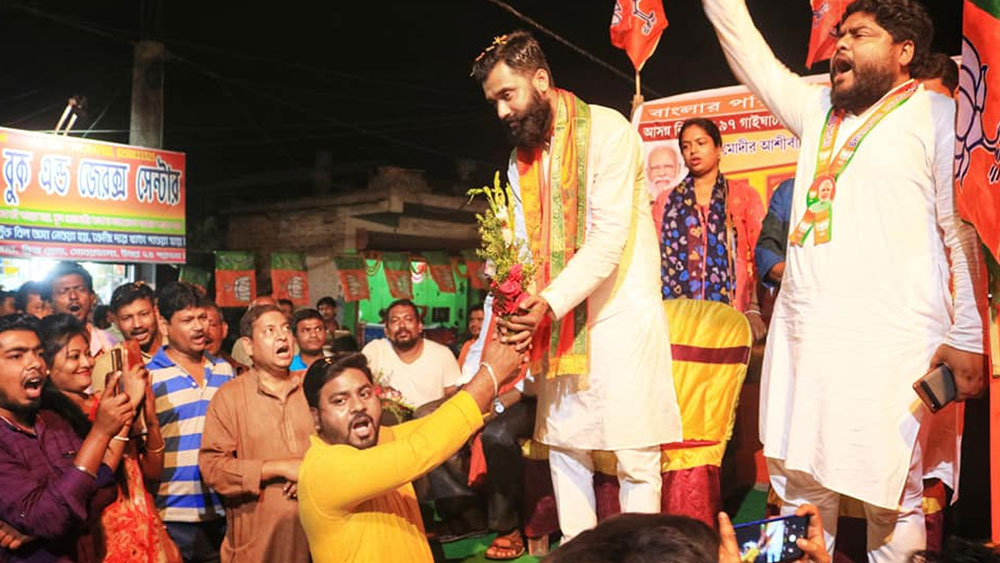 একটি মাত্র বাড়ি ছাড়া আর কোনও জায়গা-জমি নেই বলেই হলফনামায় উল্লেখ করেছেন সুব্রত।