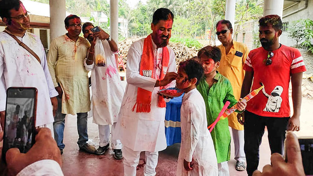 এ ছাড়া তাঁর কাছে সোনা-সহ মোট ১৫ লাখ টাকার মূল্যবান জিনিস রয়েছে। তাঁর স্ত্রীরও ১৫ লাখ টাকার মূল্যবান জিনিস রয়েছে।