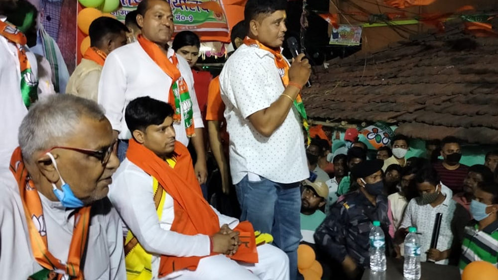 ব্যাঙ্কের কাছে তাঁর কোনও ধার নেই। তবে এক ব্যক্তির থেকে ৬০ হাজার টাকা ধার রয়েছে এবং ৩ লাখ টাকা আয়কর জমা দেওয়া বাকি রয়েছে বলে উল্লেখ করেছেন তিনি।