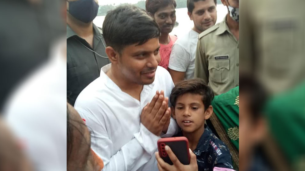 এ ছাড়া করুণা সিংহ নামে এক ব্যক্তিকে ৩০ লাখ টাকা এবং অন্য আর একটি সংস্থায় ৫৩ লাখ ৬২ হাজার ৪৩৫ টাকা ধার দিয়েছেন তিনি।