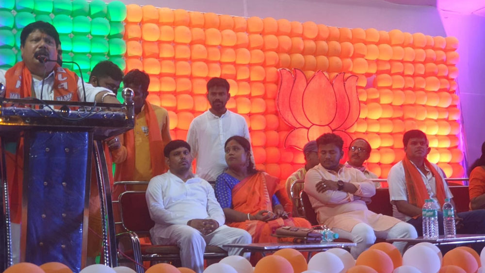 দু’টি আলাদা সংস্থার একটিতে সাড়ে ৬২ লাখ এবং অন্যটিতে ২ কোটি ২০ লাখ ১৯ হাজার ৯৬৭ টাকা বিনিয়োগ করেছেন তিনি।