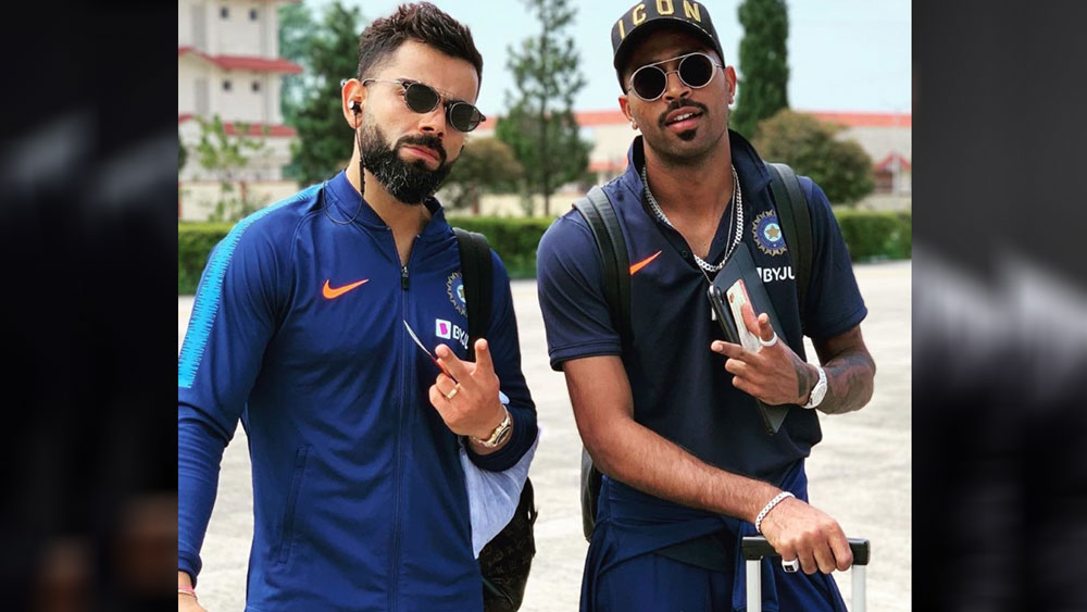 কিন্তু অনেকেই এটা জানেন না এই ব্যাপারে হার্দিক এবং বিরাটকে গুনে গুনে ১০ গোল দেওয়ার মতো আরও এক ক্রিকেটার ভারতীয় দলেই রয়েছেন। তাঁর বিলাসবহুল ঘড়ির সংগ্রহ দেখলে চোখ কপালে উঠবে অনেকেরই।