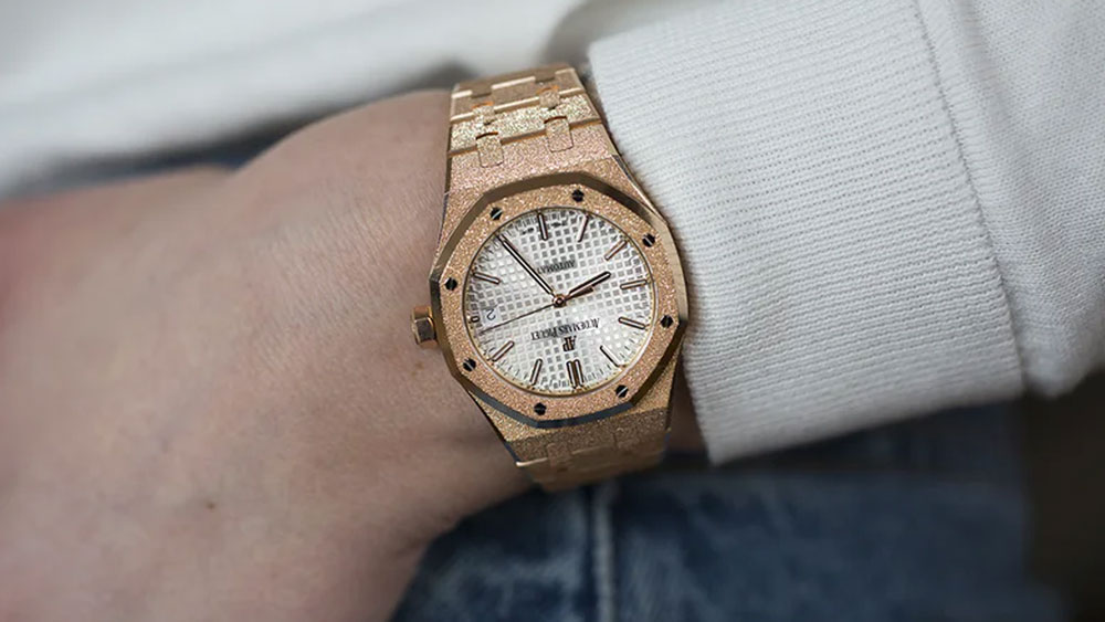 ঘড়িটি তৈরি হয়েছে ১৮ ক্যারাট সোনা দিয়ে। একটু ভাল ভাবে লক্ষ্য করলে ক্রুণালের হাতে প্রায়ই এই ঘড়িটি দেখা যায়।