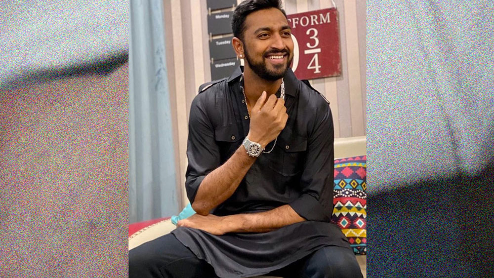 এর পর যে ঘড়ির কথা উল্লেখ করব সেটিকে তুলনামূলক কম দামি ঘড়ি বলাই যায়। এর দাম ‘মাত্র’ ৬ লাখ ৯০ হাজার টাকা। ক্রুণালের মূল্যবান সমস্ত ঘড়ির মাঝে ৬ লাখ ৯০ হাজার টাকা কম-ই শোনায়।