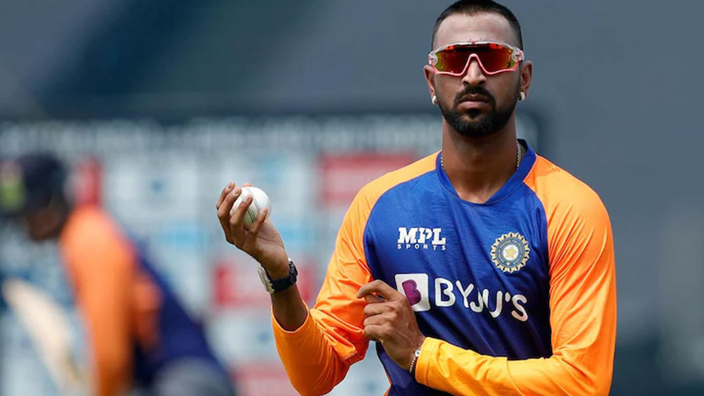 এই ঘড়িটি ব্রেইটলিং নভিটাইমার মডেলের। মূলত নৌসেনাদের জন্য কিংবা দীর্ঘ দিন সমুদ্রের নোনা জলবায়ুতে ভেসে বেড়ানো মানুষজনদের কথা মাথায় রেখেই এই ঘড়িটি বানানো হয়েছে। তাই সমুদ্রসৈকতে ঘুরতে গেলে এই ঘড়িটিই ক্রুণালের প্রথম পছন্দ। ঘড়িতে দিক নির্দেশনার ব্যবস্থাও রয়েছে।