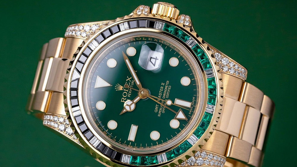 সোনা, হিরে-সহ নানা মূল্যবান ধাতু দিয়ে সাজিয়ে তোলা হয়েছে ঘড়িটি। খুব কম সংখ্যক এই মডেল তৈরি করেছিল রোলেক্স। তারই একটি রয়েছে ক্রুণালের সংগ্রহে।